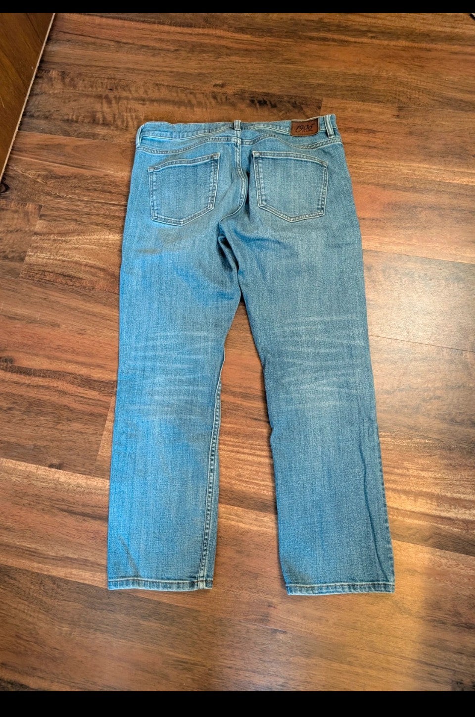 Tailored fit comfortable men's jeans