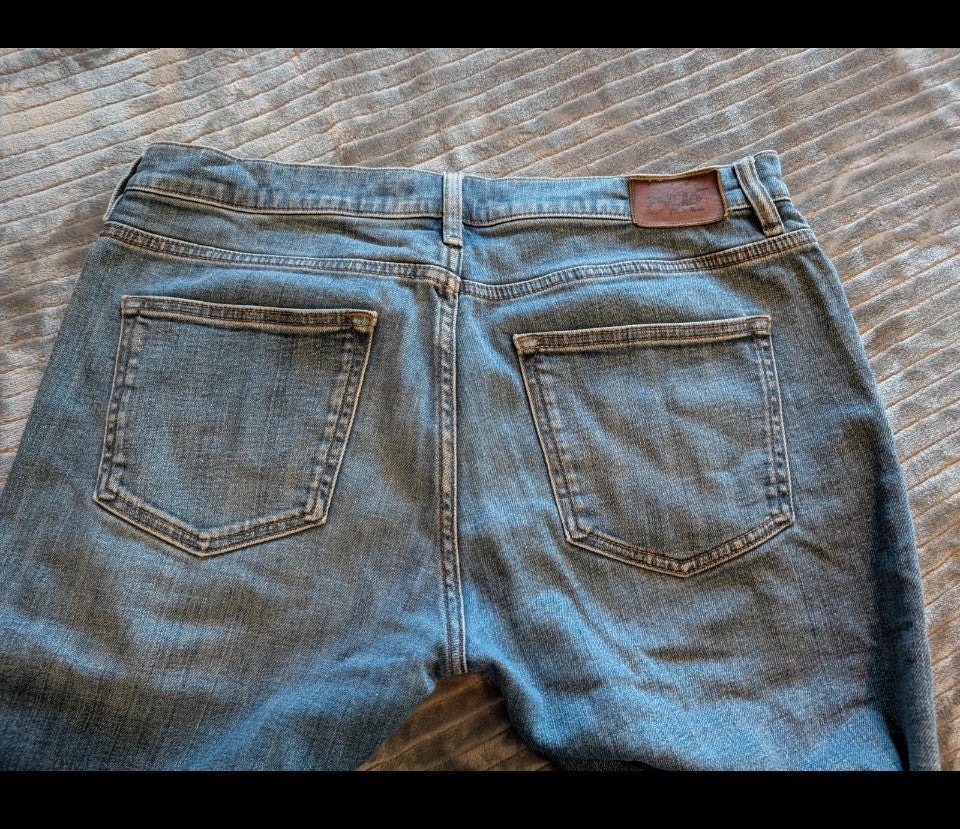 Tailored fit comfortable men's jeans