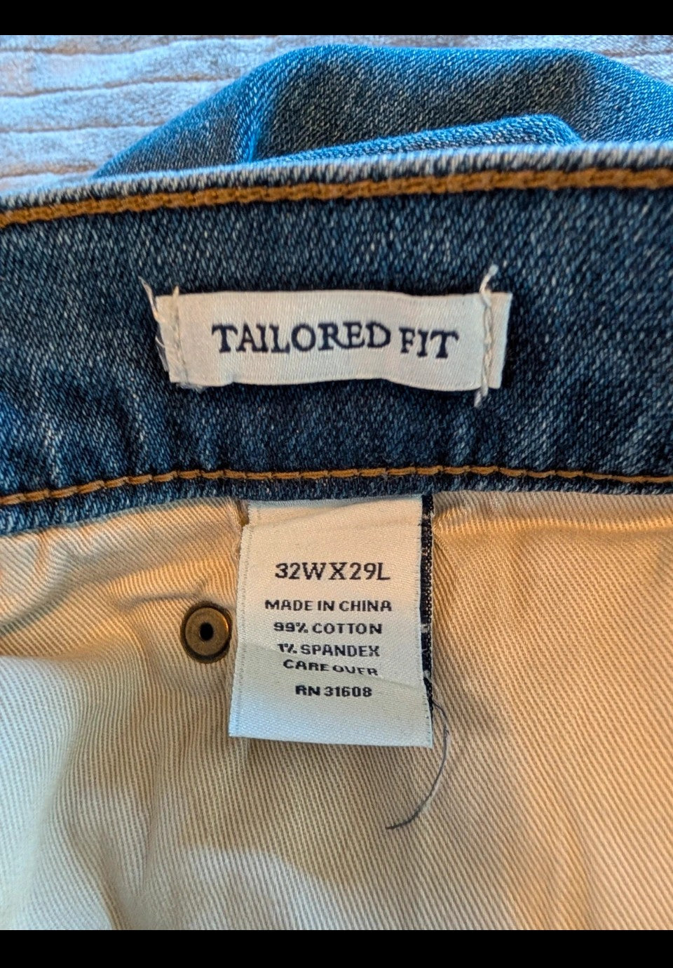 Tailored fit comfortable men's jeans