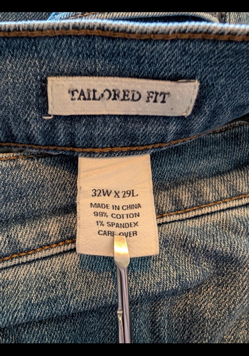 Tailored fit comfortable men's jeans